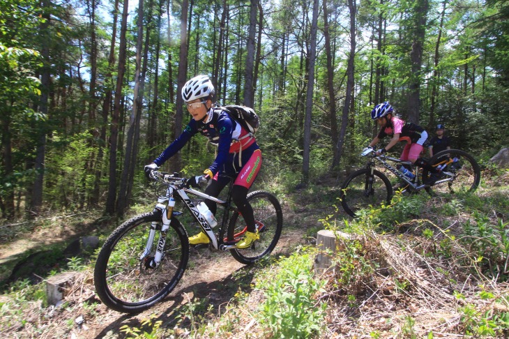 キッズを従えてお手本を披露する小林可奈子選手