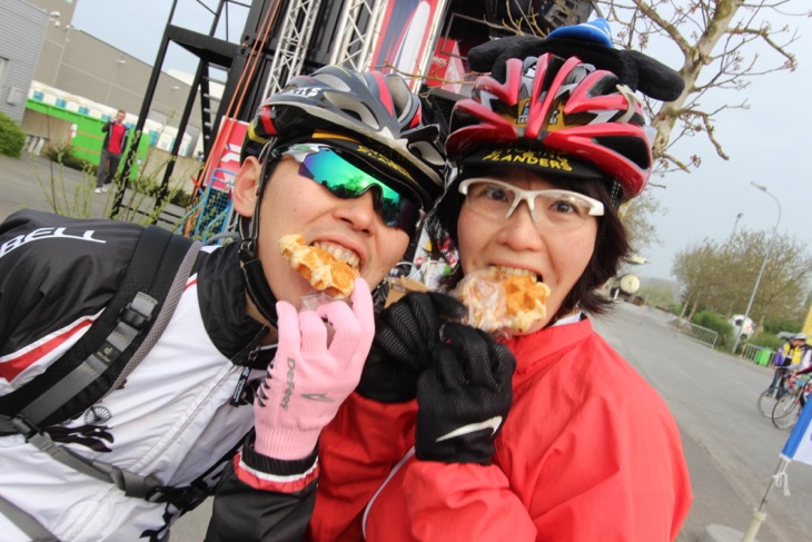 補給食のワッフルをいただきます。「パクリ!」