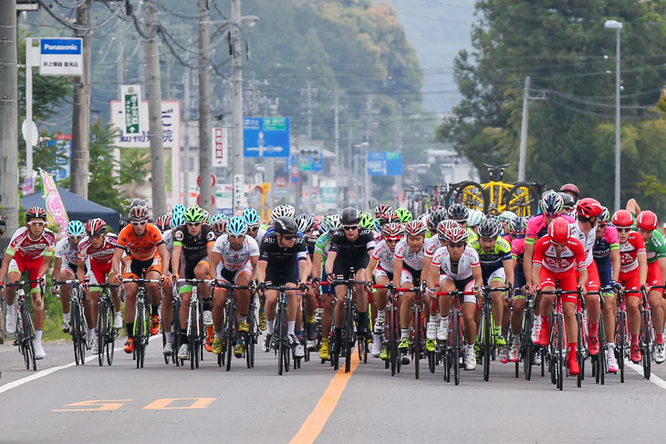 ラスト9km、各チームがまとまる。日本ナショナルチームは岡篤志が先頭に