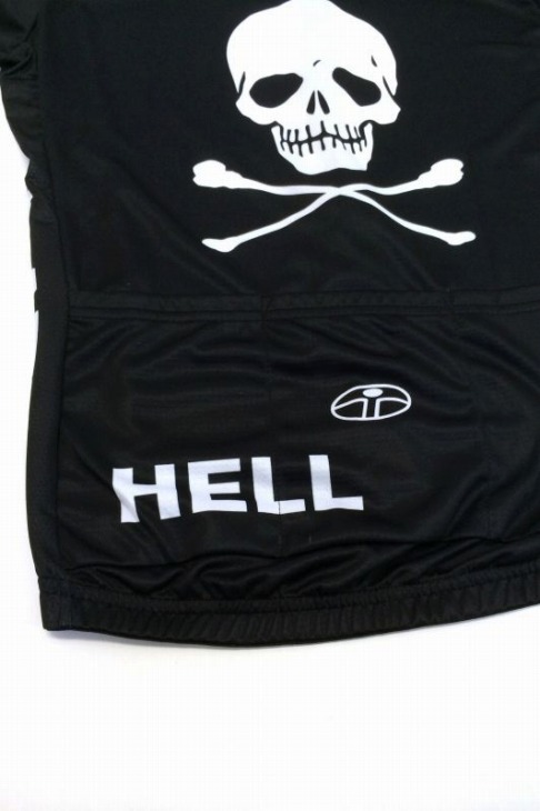 バックポケットにはHELL(地獄)という文字が