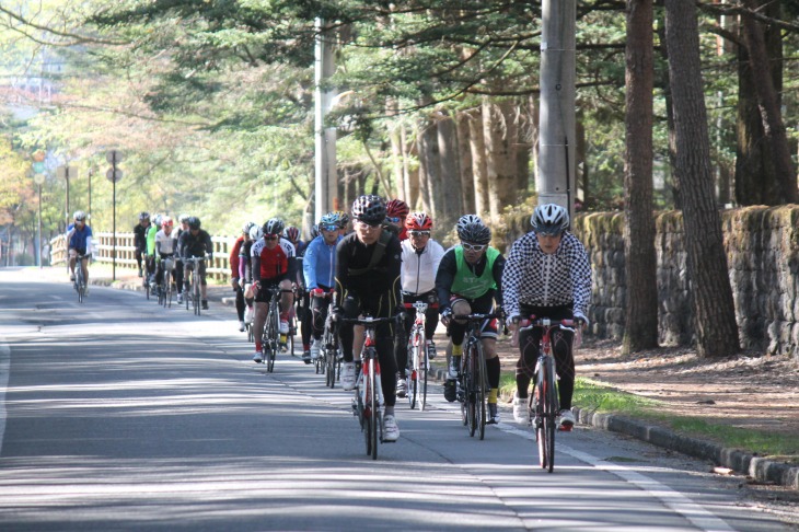 朝の湿り気が心地よい別荘地ではゆるいサイクリング気分だ