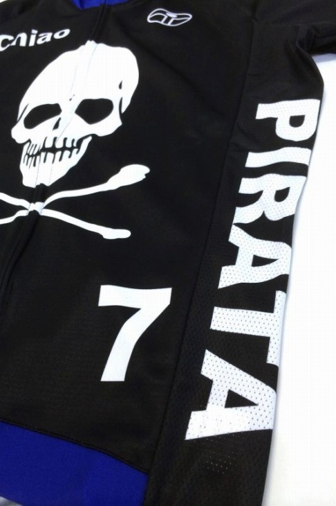 メッシュ素材の脇部分にはPIRATA(海賊)と入れられている