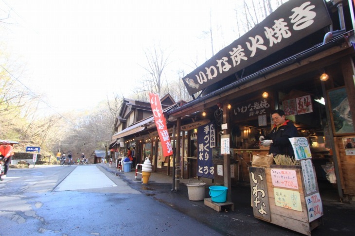 頂上には岩魚の塩焼きが売られている売店も