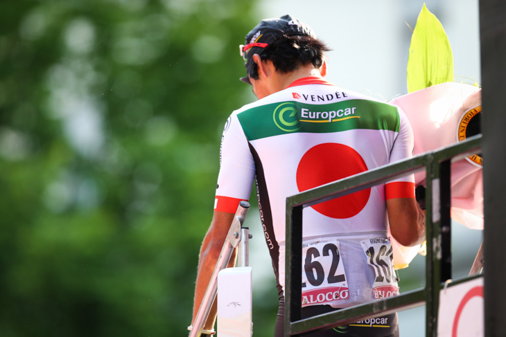 花束を手に表彰台を去る新城幸也(ユーロップカー)