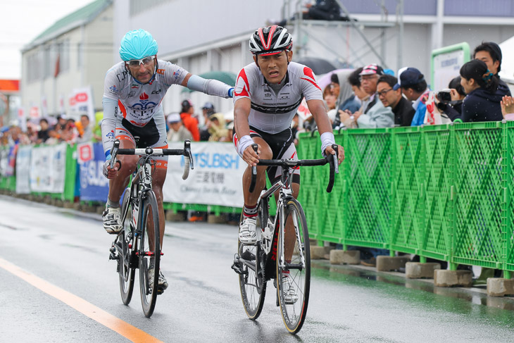 日本人最高位7位の清水都貴（ブリヂストンアンカーサイクリングチーム）と、ランカウイ覇者のミルサマ・ポルセイエディゴラコール（タブリーズペトロケミカルチーム）