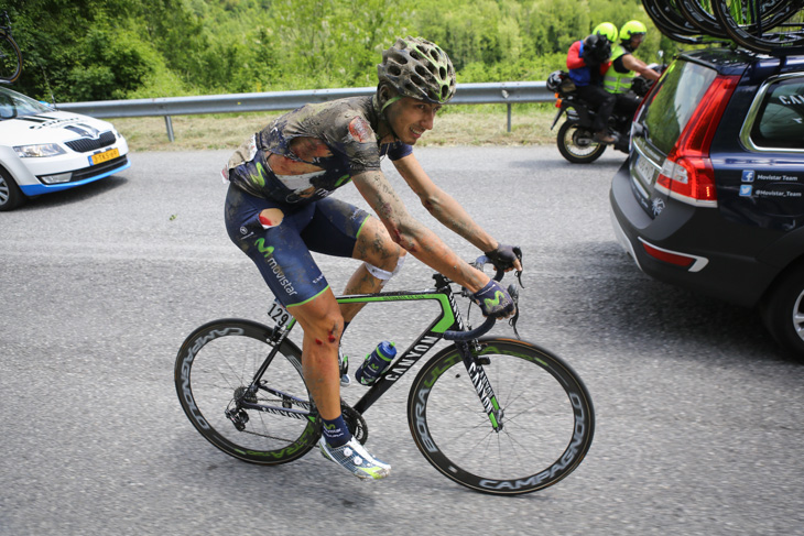 2級山岳チェントクローチ峠の下りで落車したアドリアーノ・マローリ(イタリア、モビスター)