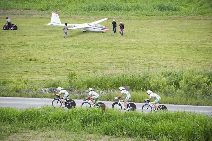 コースサイドにはグライダーの飛行場もある利根川河川敷