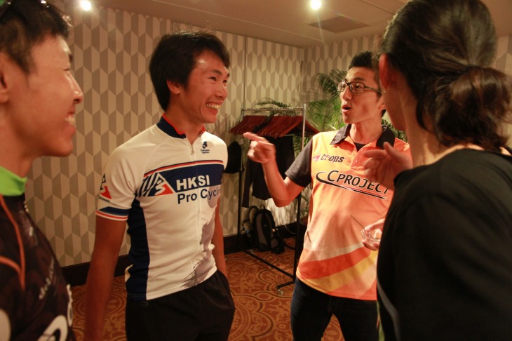 山本和弘は香港のXCチャンピオンでもあるチェンヒン・チャンと弟の山本幸平の話題で盛り上がる