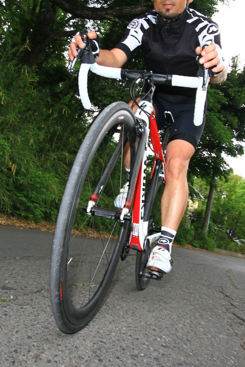 「これまでの自転車用タイヤとは一線を画するグリップ感」