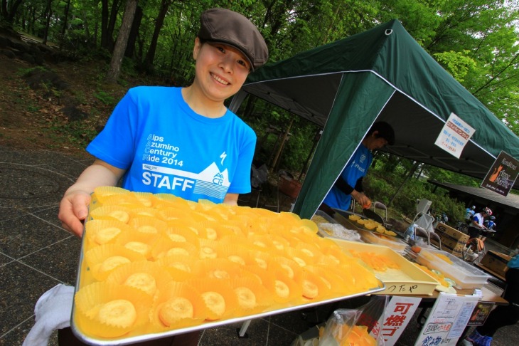 昨年は地元の洋菓子店「アン・マリーレ」さんの焼きドーナツもふるまわれた