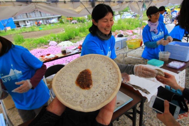 ユニークな食感の蕎麦うす焼き