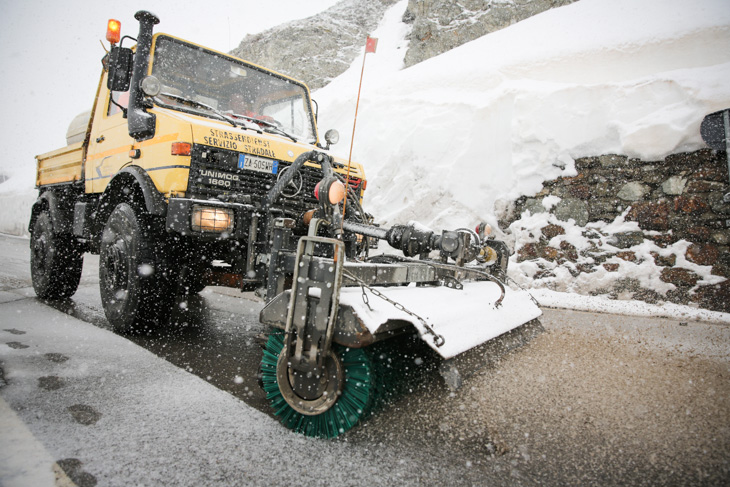 レース直前まで除雪作業が行なわれる