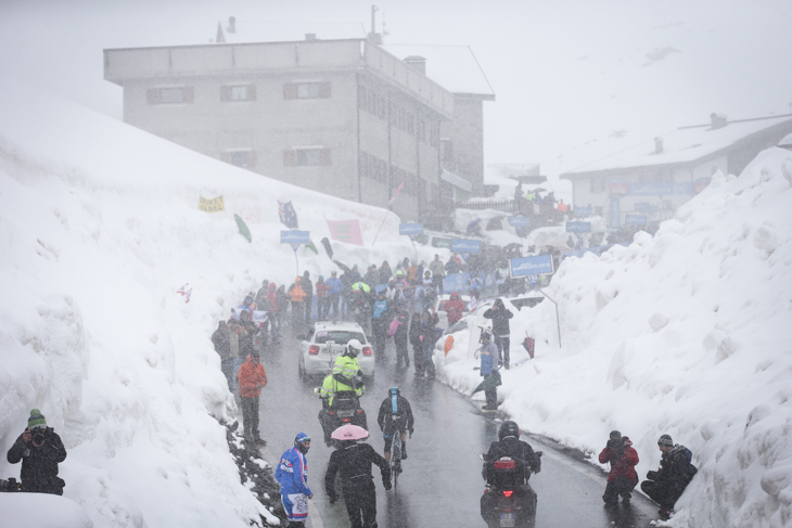 雪降りしきるステルヴィオ峠を登るダリオ・カタルド(イタリア、チームスカイ)