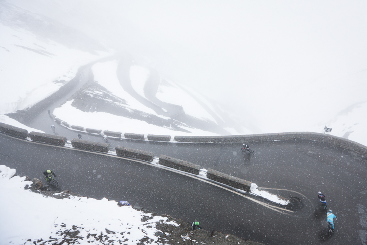 雪に包まれた2014年のステルヴィオ峠の下り