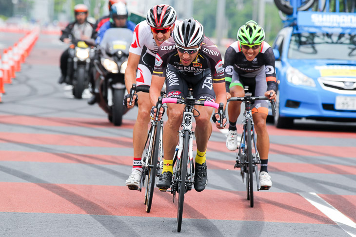 ツアー・オブ・ジャパン2014東京ステージで果敢に攻めるホセ・ビセンテ（チーム右京）