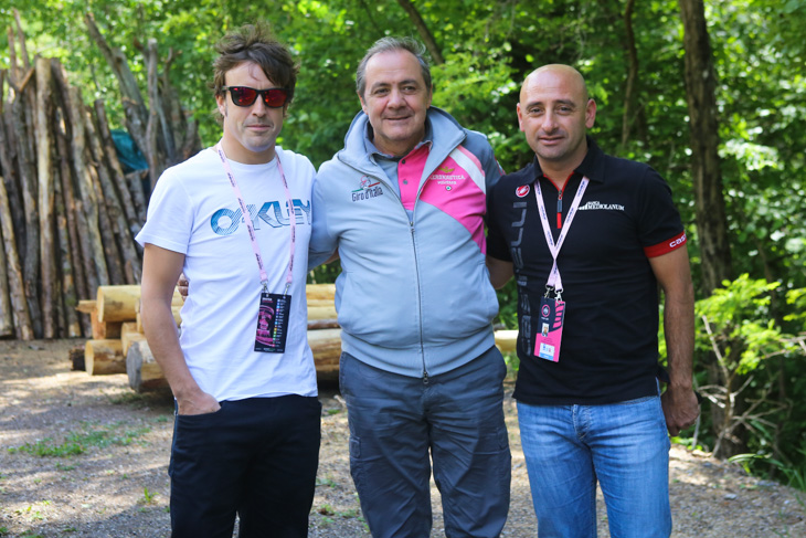 F1ドライバーのフェルナンド・アロンソと大会ディレクターのマウロ・ヴェーニ、パオロ・ベッティーニ