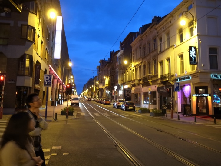 夜のブリュッセルの街へ。最後の夜は何を食べようかな？