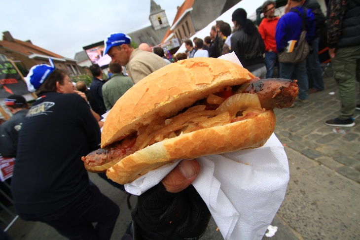 ビレッジ内の屋台で売っているバーガー