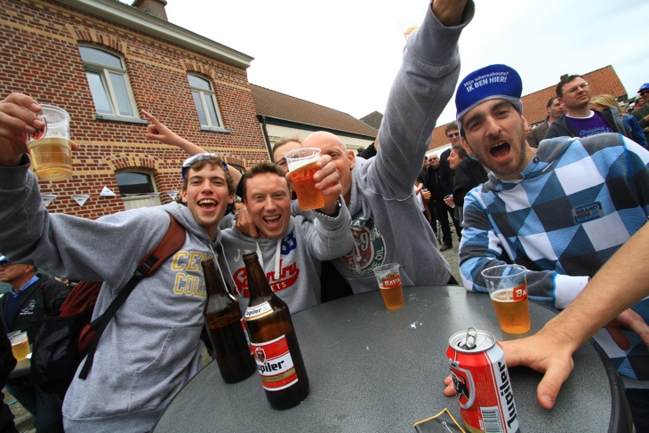 ビレッジ内では地元ファンたちがビールを飲んで大盛り上がり