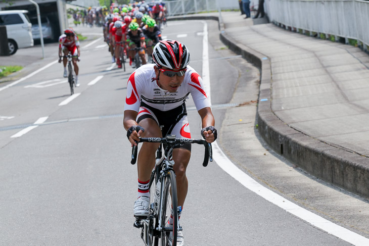 ラスト2周、粘る井上和郎(ブリヂストンアンカーサイクリングチーム)に集団が迫る