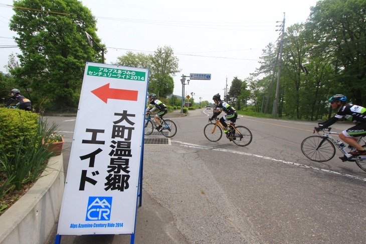 大町温泉郷エイドへと曲がっていく