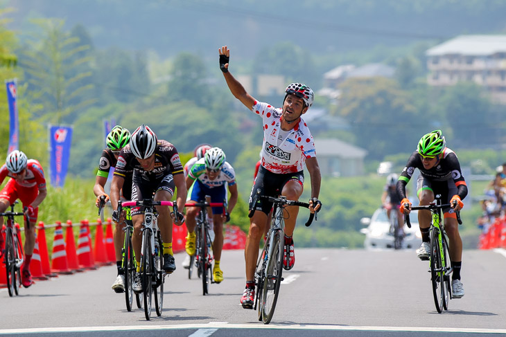 フランシスコ・マンセボ（スカイダイブドバイプロサイクリングチーム）が総合優勝