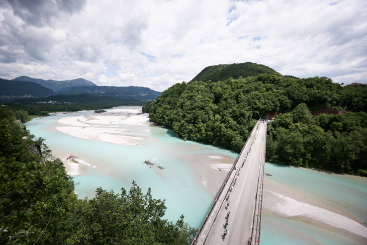 スピードを落とさず山岳地帯を目指すプロトン