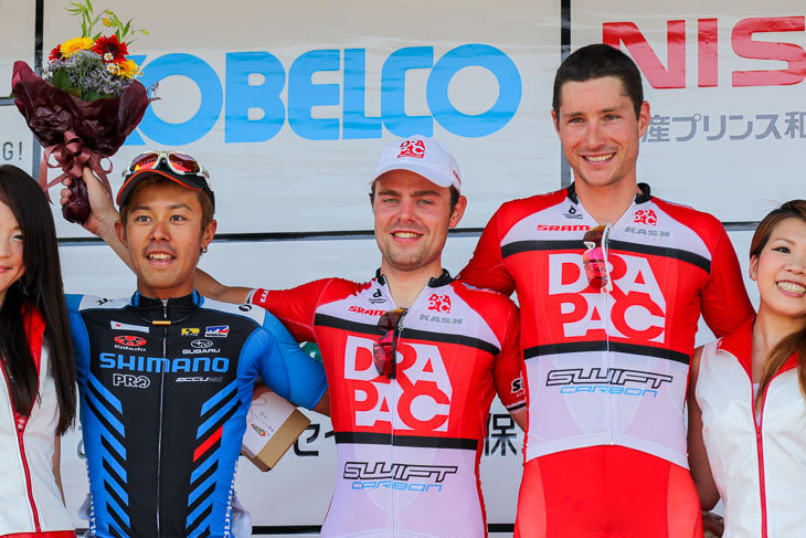第3ステージ表彰 吉田隼人(シマノレーシング)が3位で表彰台に立つ