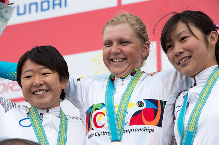 女子ジュニアロードレース 表彰台