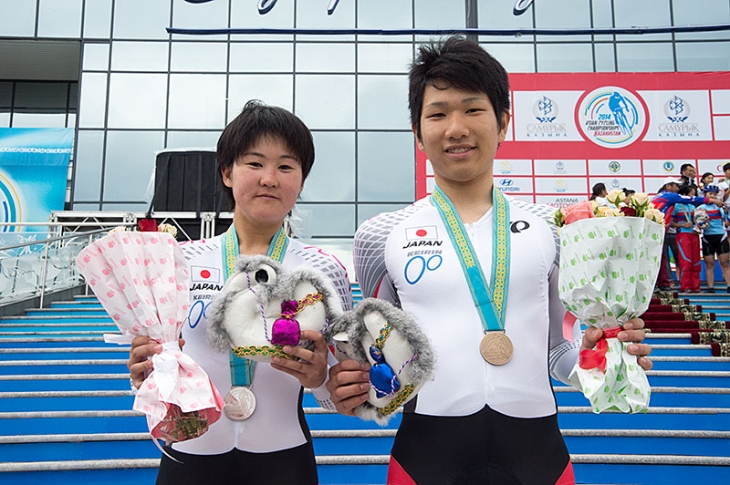 女子エリート個人タイムトライアル2位の與那嶺恵理(TEAM FORZA)と男子ジュニア個人タイムトライアル 3位の草場啓吾(北桑田高校)