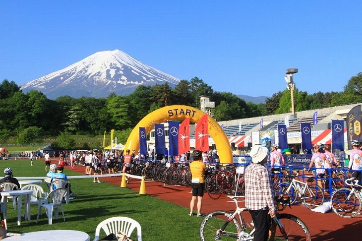 雲一つない快晴のもと、6000人のサイクリストが集った