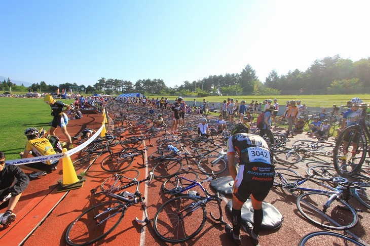 多くの自転車が並べられる待機エリア