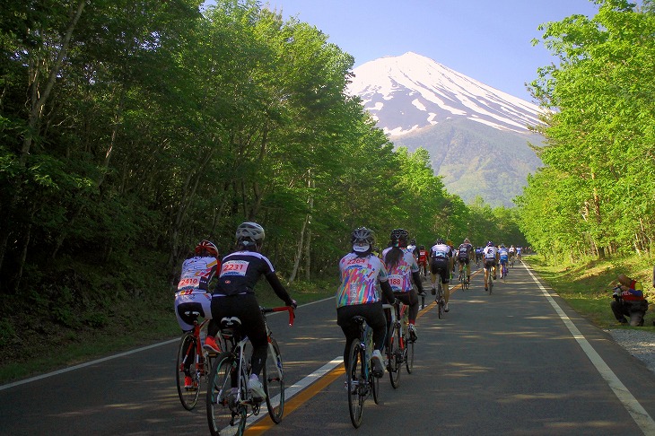 富士山のふもとを走っていく
