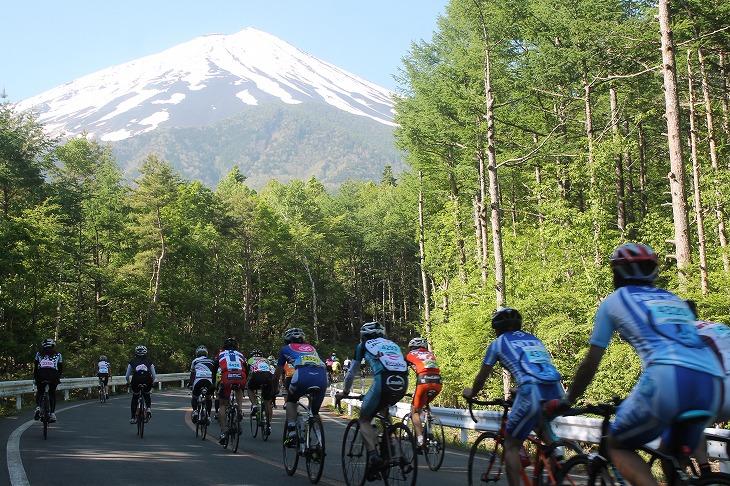 だんだんと富士山が近づいてくる中を5合目を目指して走っていく