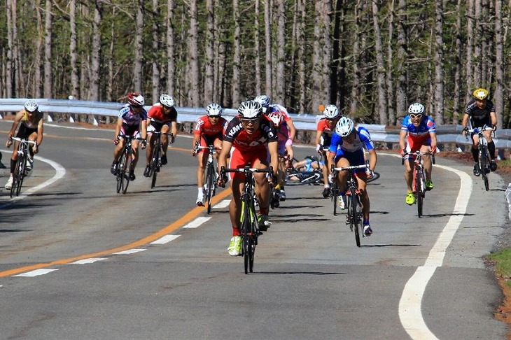 終盤に起きた落車によって勝負に絡む選手が絞られる