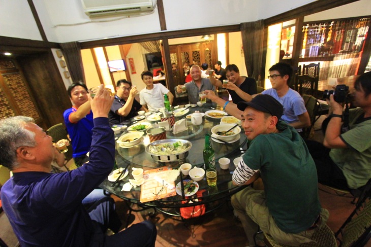 美味しい食事の接待を受けて乾杯！ 台湾の人たちは必ず歓迎の食事会を開いてくれる