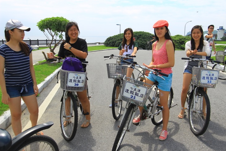 レンタサイクルでサイクリングを楽しむ女子グループに遭遇。花蓮は自転車の街だ