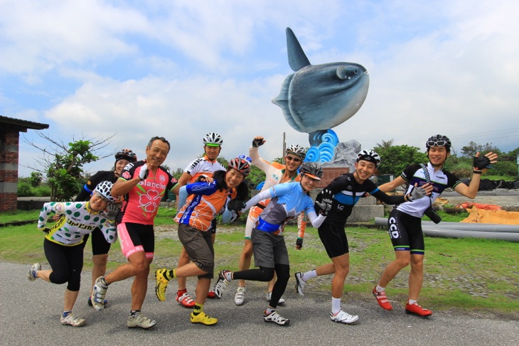 このあたり一帯で捕れるマンボウの像があったのでみんなで「マンボウ♪」ポーズ。ちなみに食堂で食べることができます