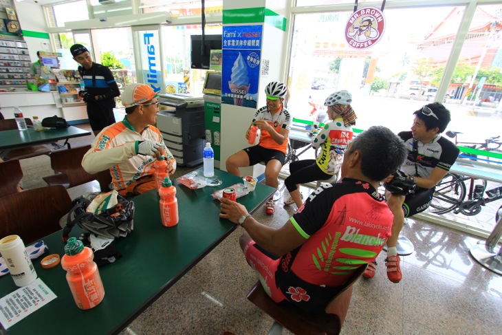 台湾のコンビニはサイクリストに嬉しい休憩スペースが広々！