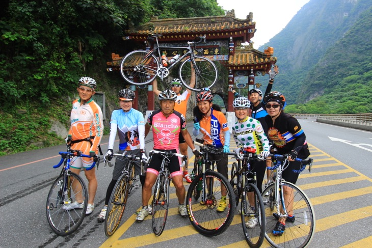 大会前日の観光サイクリングに出た日本人参加者の皆さんと太魯閣渓谷の入口で記念写真。ここからダイナミックな渓谷が始まる