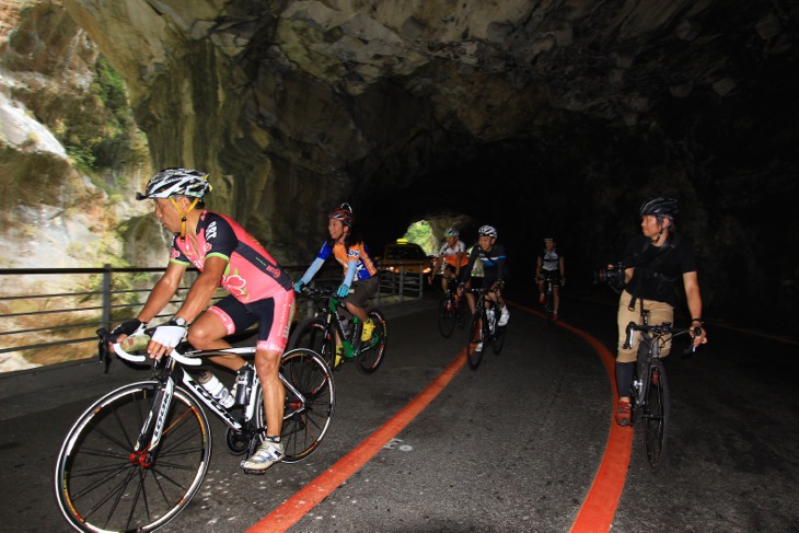 太魯閣渓谷は素掘りのトンネルがいくつも続く