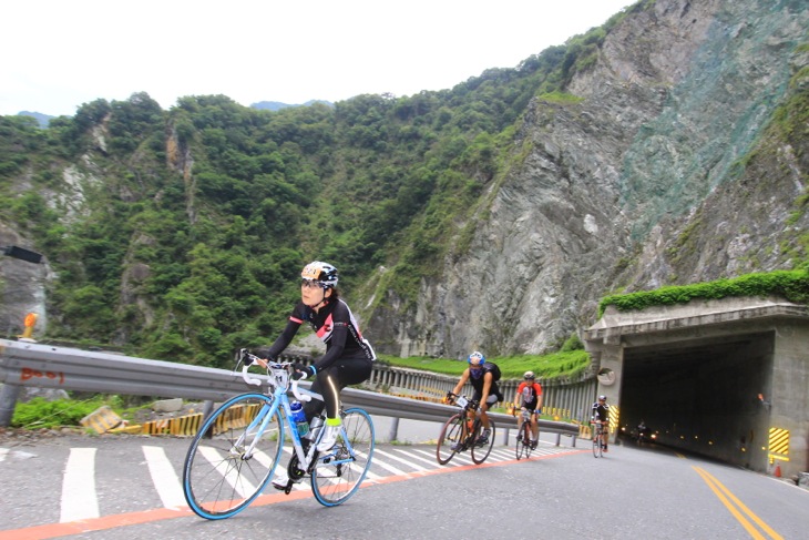 台湾のホビーサイクリストたちと走る。女性の姿も目立つ