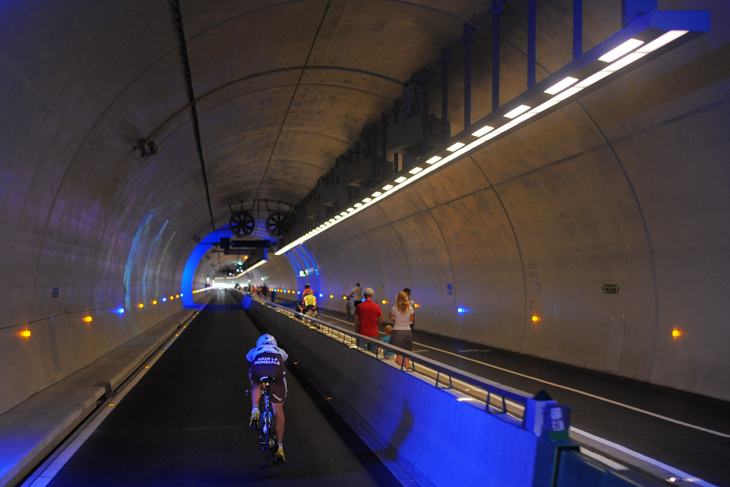全長1.7kmの「環境にやさしい交通手段（自転車、歩行者、バス）」専用トンネル