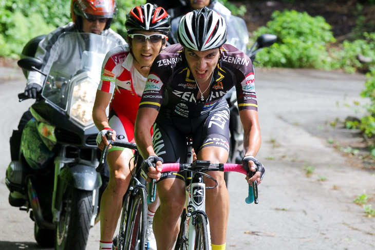 先頭はホセ・ビセンテ（チーム右京）と増田成幸（宇都宮ブリッツェン）の一騎打ち