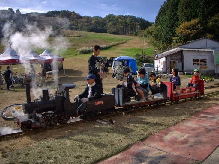 会場内に走るミニSL