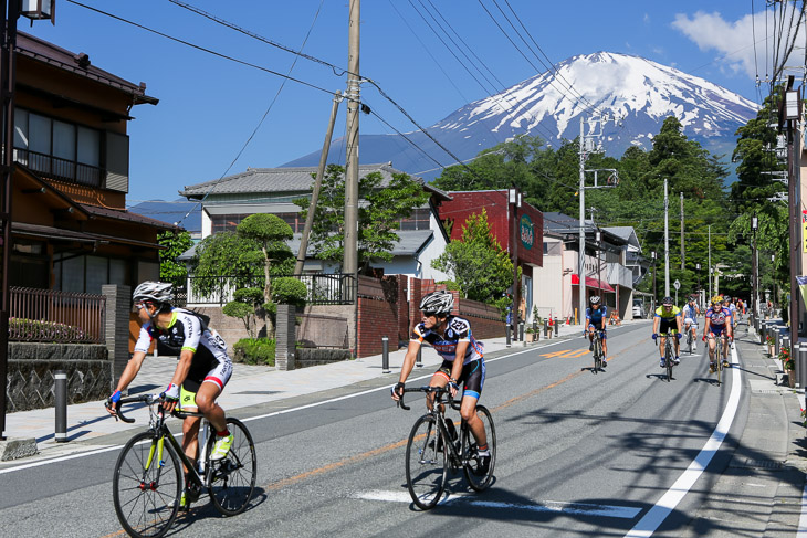 小山町内道路が交通規制されて大会が始まる