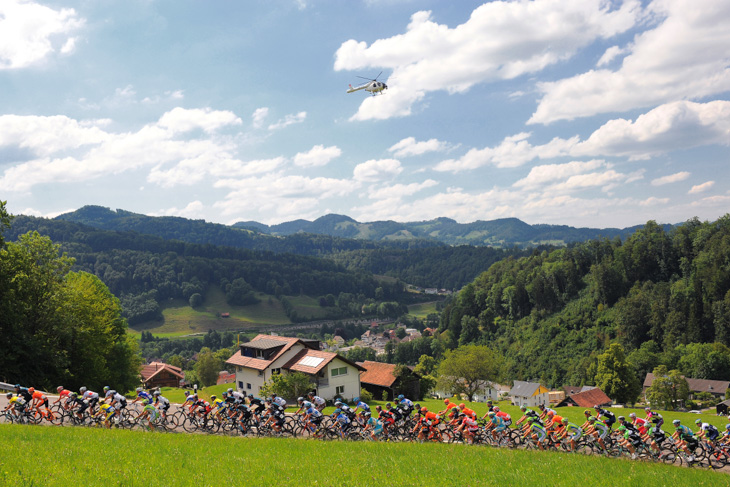 スイス北部の田園風景の中を走る