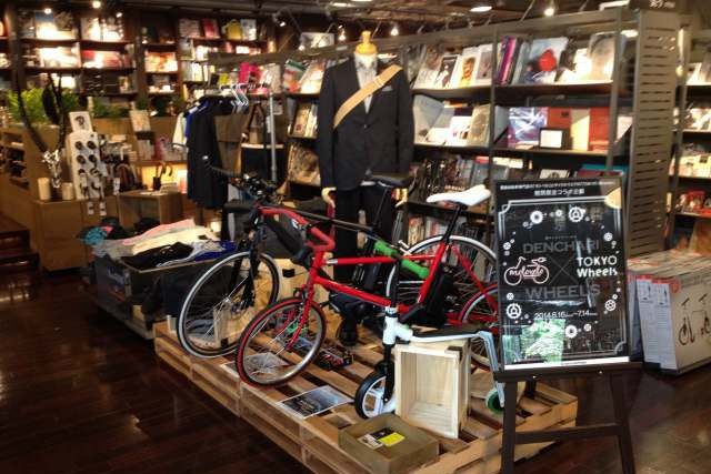 スポーティな電動アシスト自転車が展示される