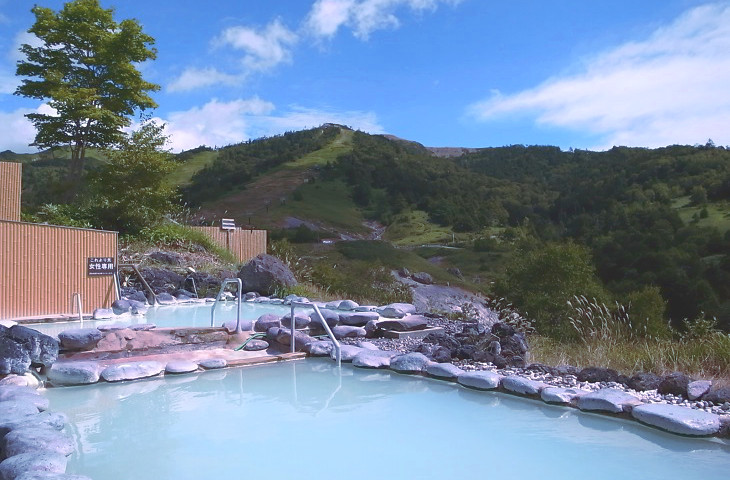 万座温泉に浸かってゆったりとしたひと時を過ごしてみませんか