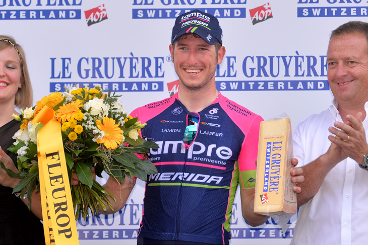 ステージ優勝し、花束とチーズをゲットしたサーシャ・モードロ(イタリア、ランプレ・メリダ)